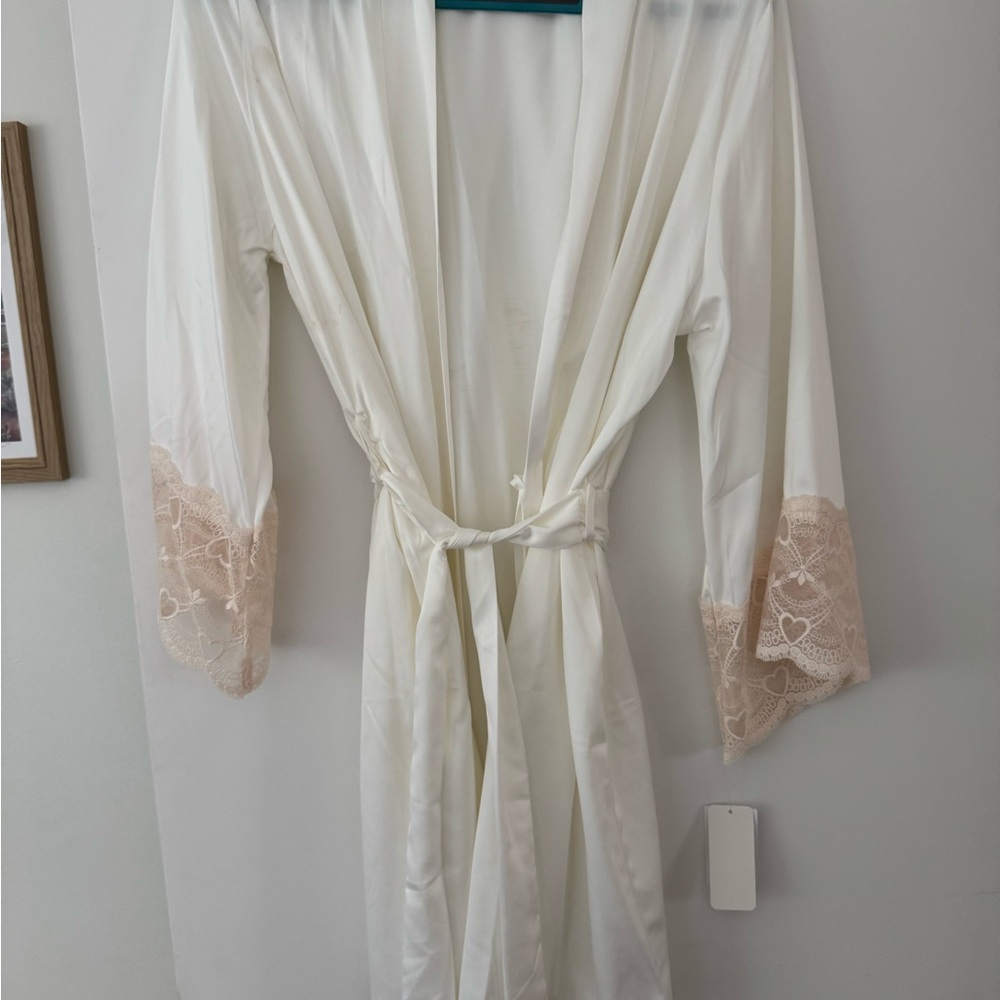 Flora Nikrooz Cream Lace Sleeve Robe